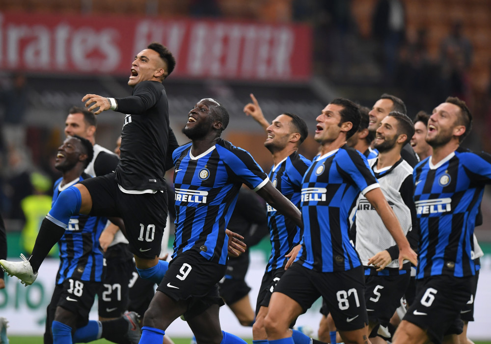 整活，布拉格斯拉维亚把梅西回诺坎普的背景P成自家主场